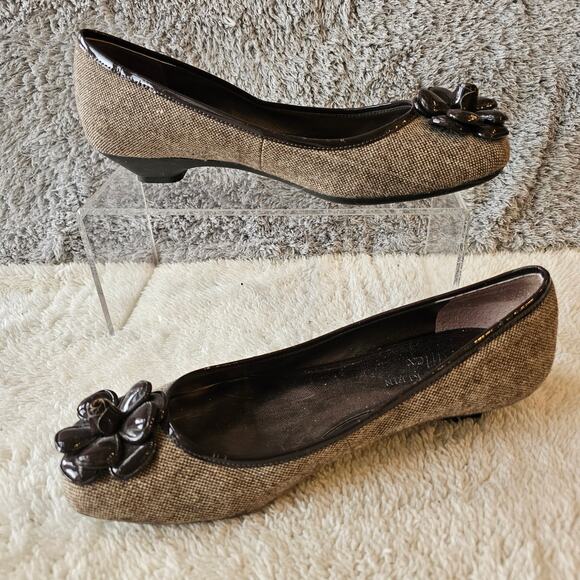 Anne Klein Women's iflex Jette Flower Fabric Slip On Mini Kitten Heel 7.5M Brown - Picture 2 of 6